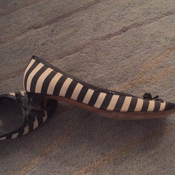 Black and white flats - Picture 2 of 4